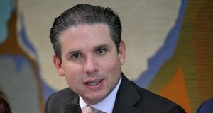 O presidente da Câmara dos Deputados, Hugo Motta (Republicanos-PB) sério, falando em microfone