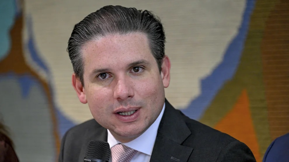 O presidente da Câmara dos Deputados, Hugo Motta (Republicanos-PB) sério, falando em microfone