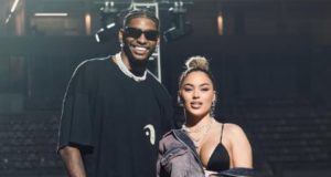 Hugo Souza e Rauany Barcellos posando em pé, lado a lado, ele sorrindo