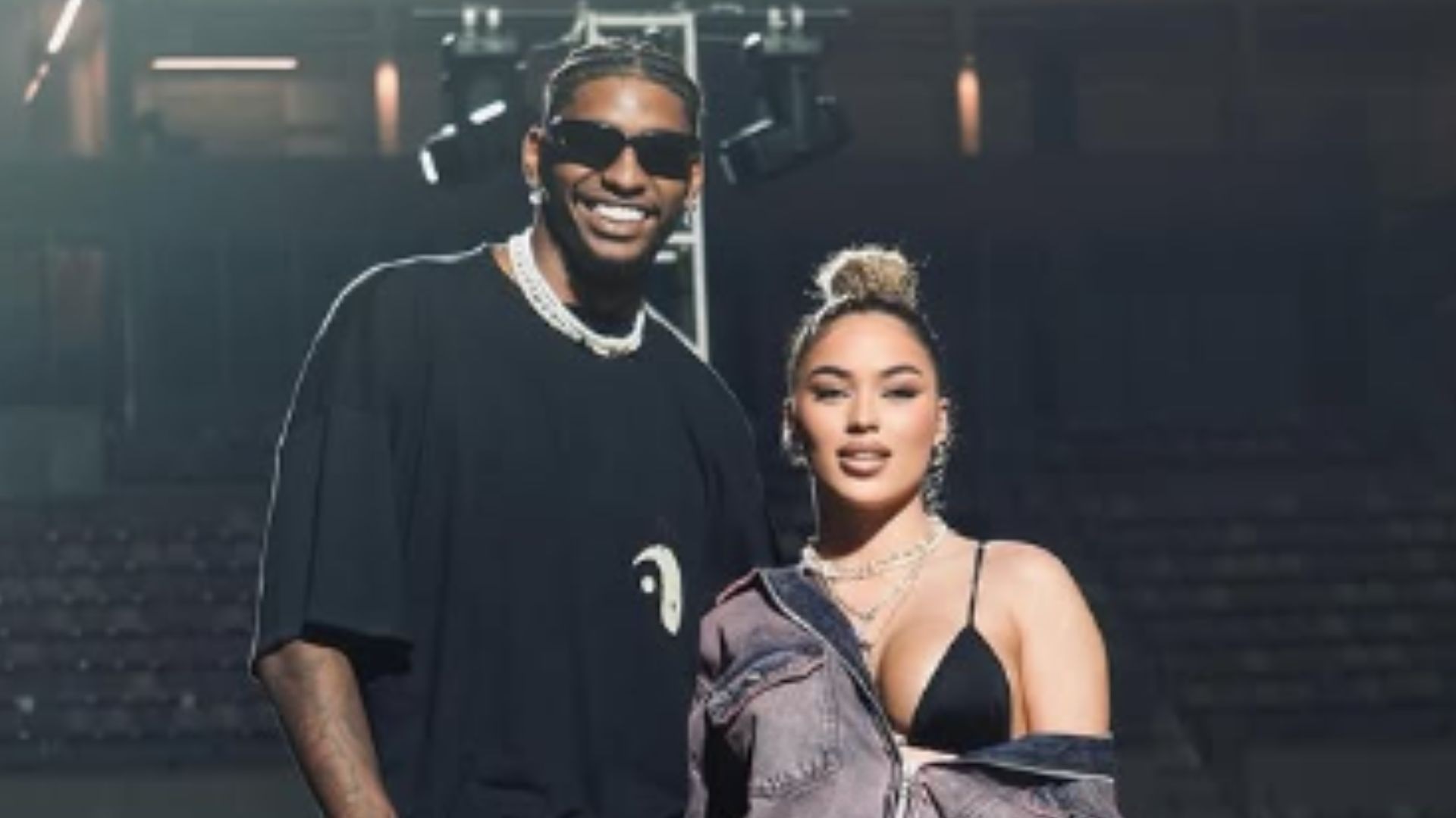 Hugo Souza e Rauany Barcellos posando em pé, lado a lado, ele sorrindo