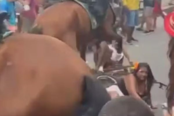 VÍDEO: Cavalo da PM se assusta, cai sobre foliões e deixa feridos