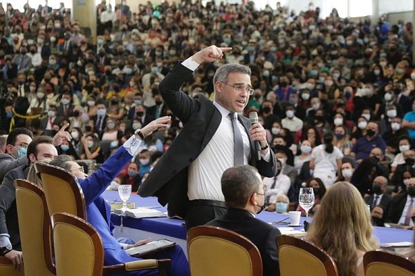 Como fica o caso Master na mão do terrivelmente evangélico Mendonça? Só o diabo sabe