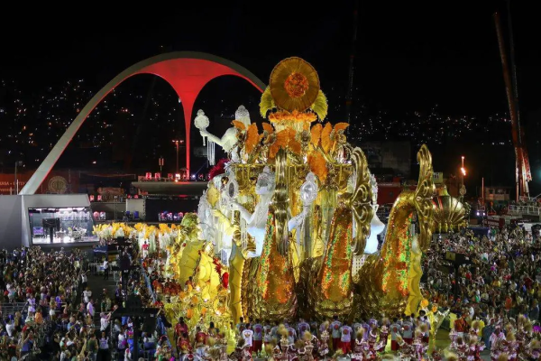O que deu certo e errado no 1° dia de desfiles na Sapucaí