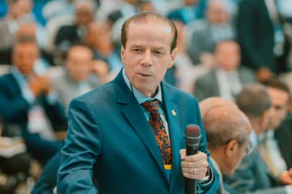 VÍDEO: Pastor diz que membros da escola que homenageou Lula terão "câncer na garganta"