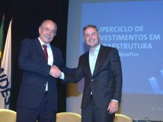 O presidente do Banco Nacional de Desenvolvimento Econômico e Social (BNDES), Aloizio Mercadante, em aperto de mãos com Renan Filho