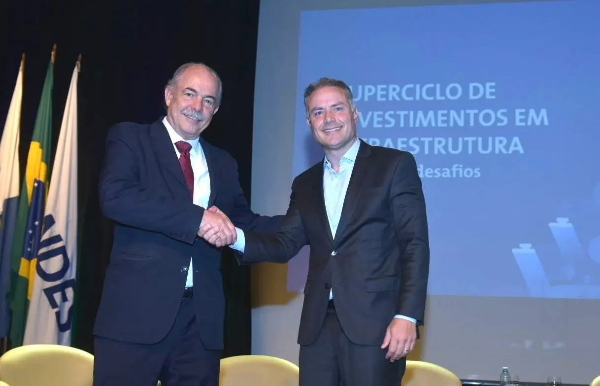 O presidente do Banco Nacional de Desenvolvimento Econômico e Social (BNDES), Aloizio Mercadante, em aperto de mãos com Renan Filho