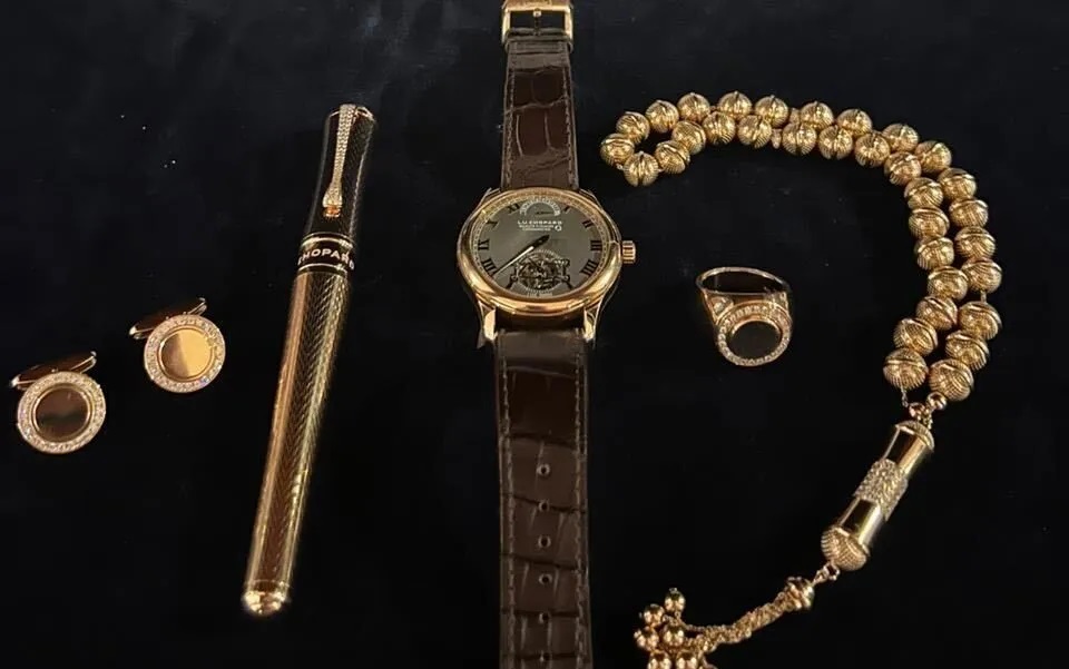 relógio, caneta, anel, par de abotoaduras e rosário