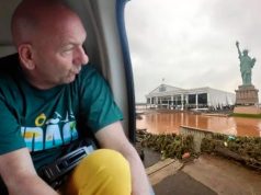 O empresário Luciano Hang olhando pela janela de avião