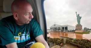 O empresário Luciano Hang olhando pela janela de avião