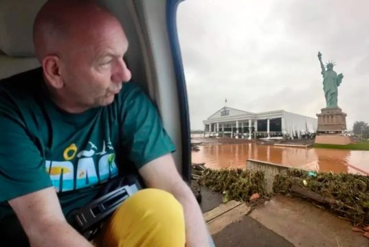 O empresário Luciano Hang olhando pela janela de avião