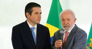 O presidente Luiz Inácio Lula da Silva (PT) e o presidente da Câmara dos Deputados, Hugo Motta (Republicanos-PB), em aperto de mãos, em pé lado a lado, sérios
