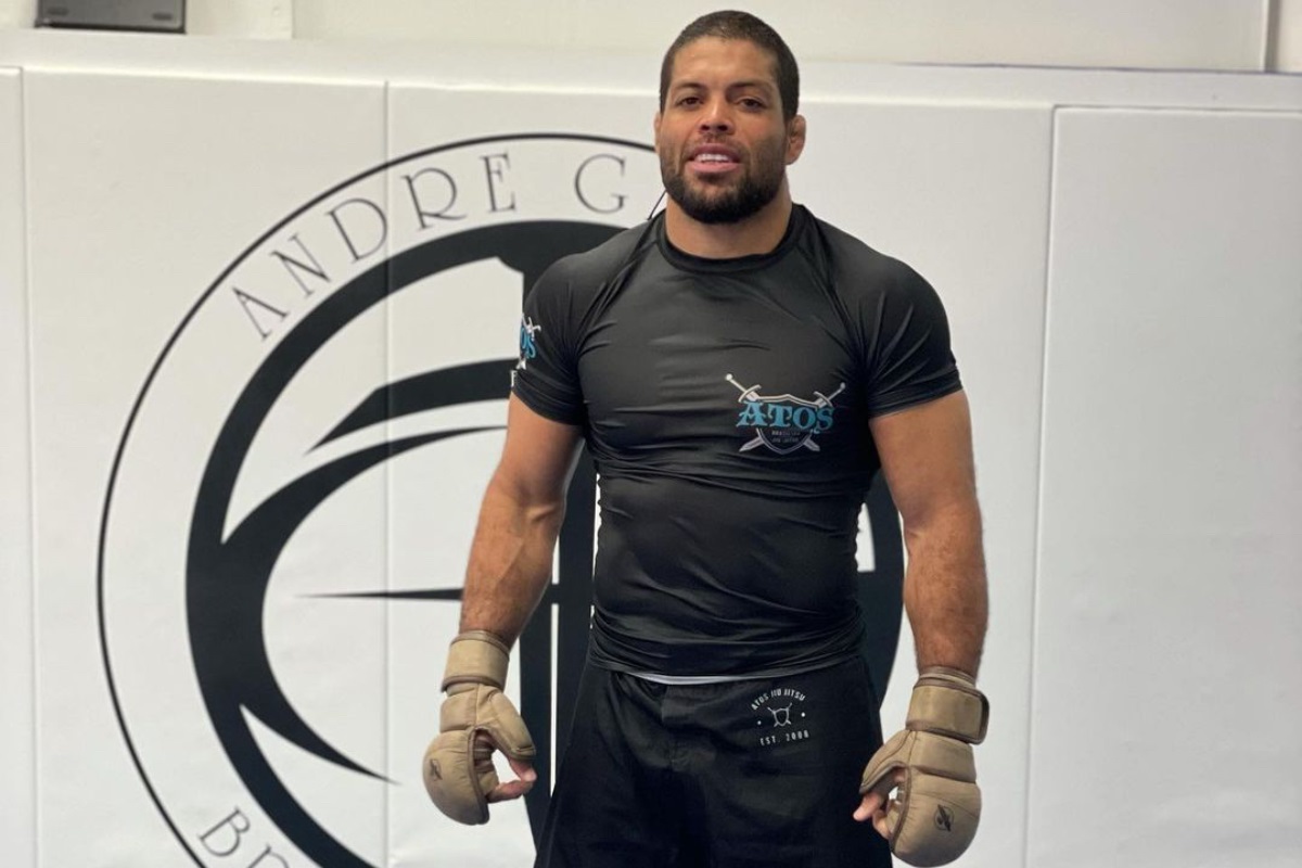 O lutador de jiu-jitsu André Galvão de preto, em pé, olhando para a câmera