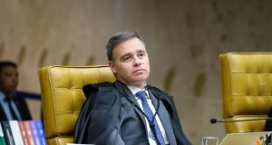 O ministro André Mendonça, do Supremo Tribunal Federal (STF), sentado, sério