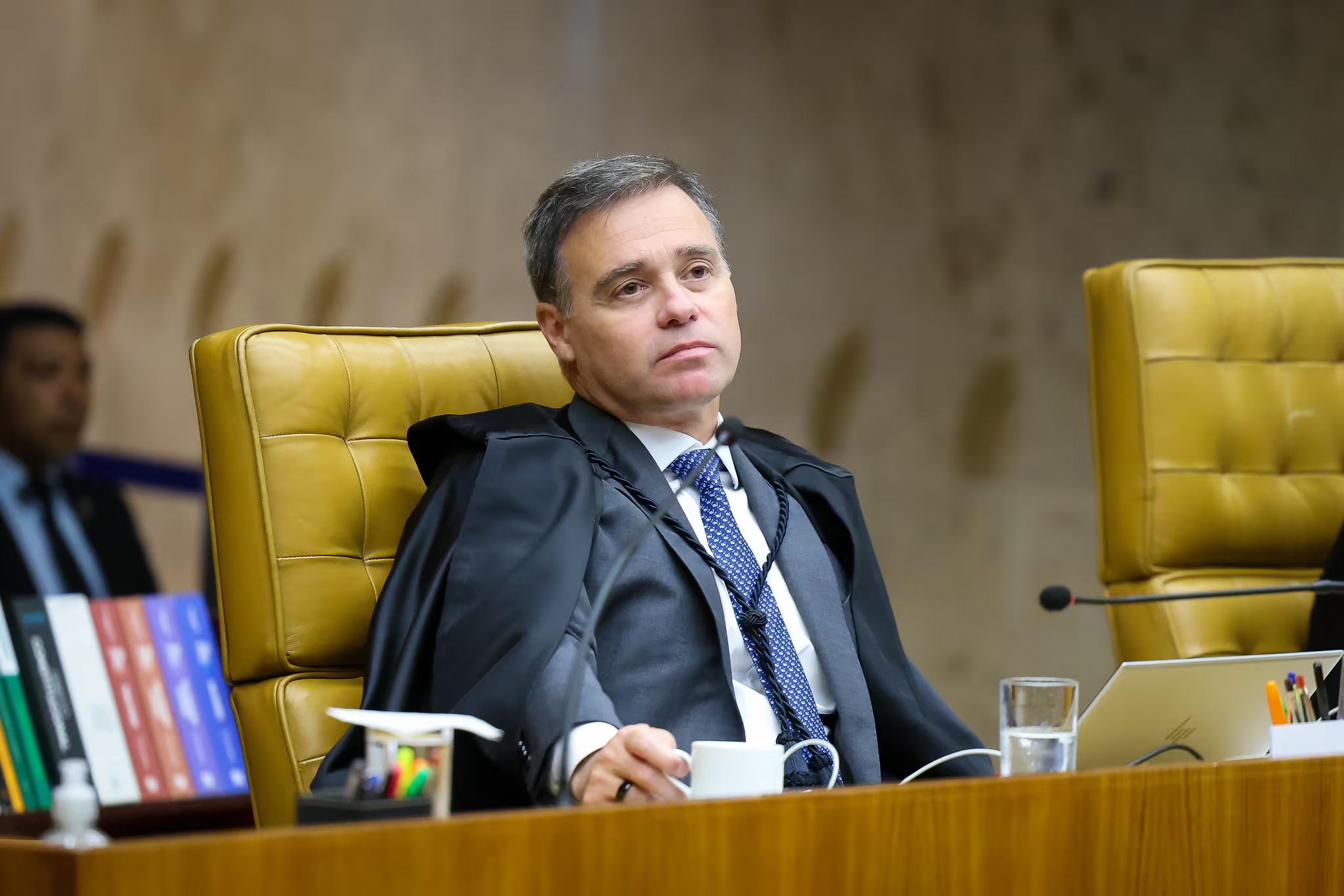 O ministro André Mendonça, do Supremo Tribunal Federal (STF), sentado, sério