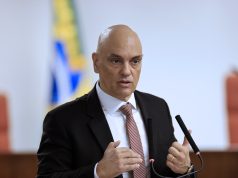 O ministro Alexandre de Moraes falando e gesticulando, sério