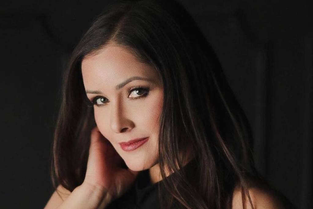 A atriz e modelo Nana Gouvêa séria, olhando para a câmera, de cabelo solto