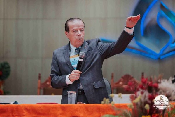 Quem é o pastor bolsonarista que desejou "câncer na garganta" a quem homenageou Lula