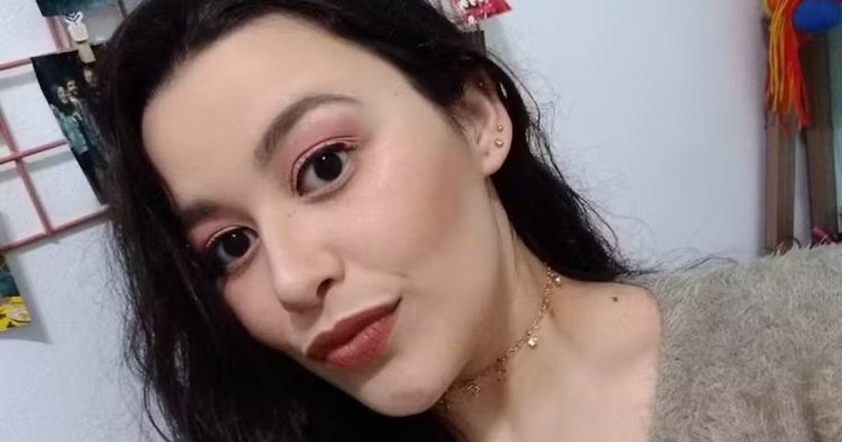 professora Juliana Faustino Basseto posando séria, em close, de cabelo solto, maquiada