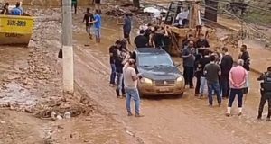 Nikolas Ferreira gravando em local afetado por chuvas