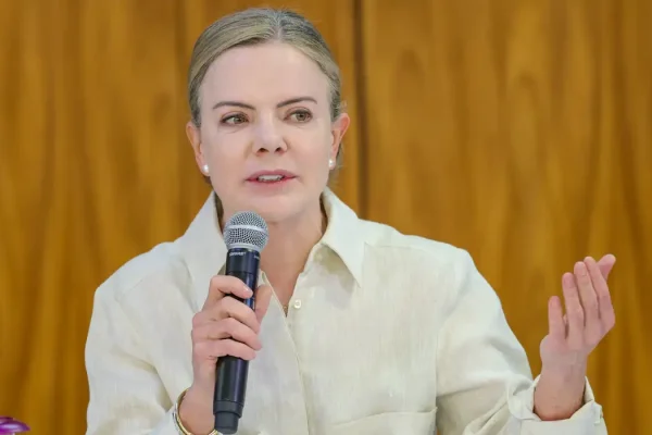 Gleisi detona Folha por matéria a favor da escala 6x1: "Aterrorizante"