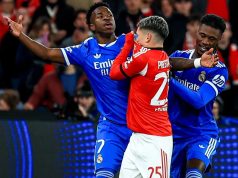 Momento em que Vinicius Jr estava em campo com Gianluca Prestianni