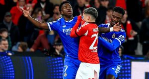 Momento em que Vinicius Jr estava em campo com Gianluca Prestianni