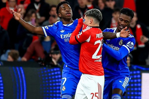 VÍDEO - Torcida do Benfica aplaude jogador acusado por Vini Jr. de ato racista