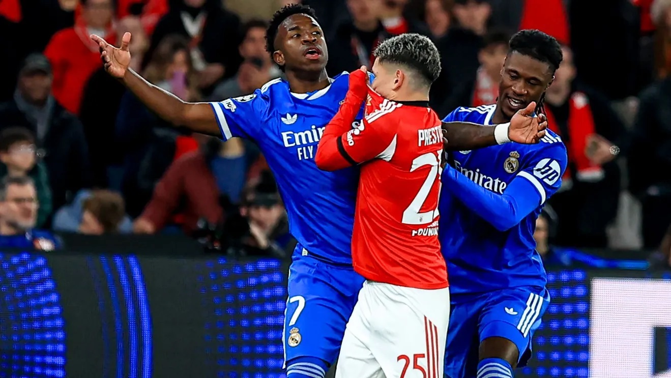 Momento em que Vinicius Jr estava em campo com Gianluca Prestianni