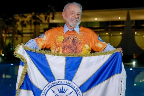 O fascismo se diverte, enquanto a direita ataca a escola que homenageia Lula. Por Moisés Mendes