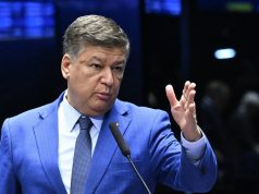 Presidente da CPMI do INSS, Senador Carlos Viana, de roupa social azul, falando, sério