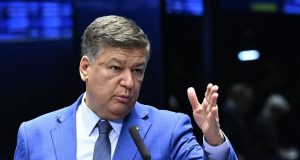 Presidente da CPMI do INSS, Senador Carlos Viana, de roupa social azul, falando, sério