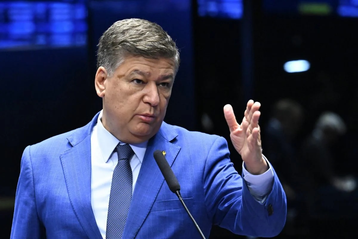 Presidente da CPMI do INSS, Senador Carlos Viana, de roupa social azul, falando, sério