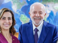 A senadora Soraya Thronicke de mãos dadas com Lula, sorrindo para a câmera