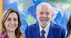 A senadora Soraya Thronicke de mãos dadas com Lula, sorrindo para a câmera