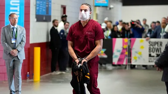 Em tempos de Trump e ICE, jogador dos Patriots aparece descalço e algemado no Super Bowl