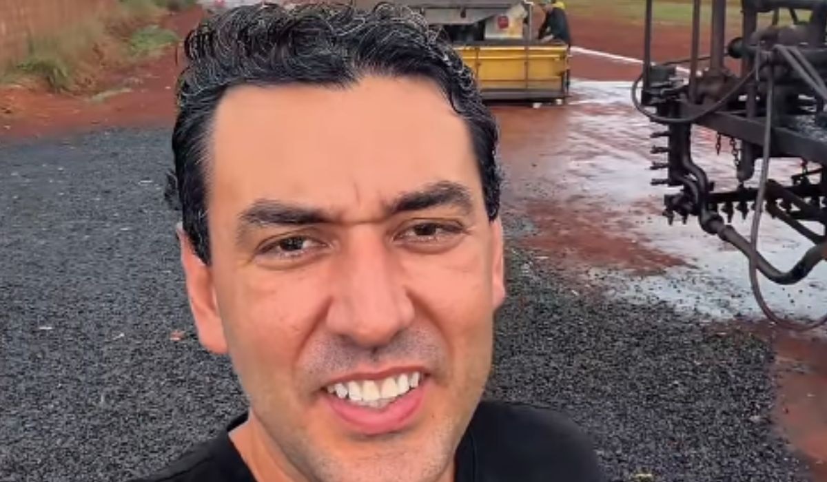 O secretário de Governo de Itumbiara (GO), Thales Machado em close, falando para a câmera, de camiseta preta