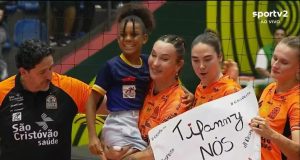 Tiffany sendo homenageada pela torcida no Moringão antes de Sesc-Flamengo x Osasco