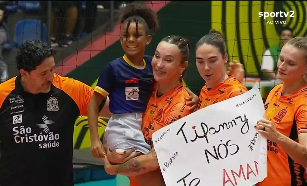 Tiffany sendo homenageada pela torcida no Moringão antes de Sesc-Flamengo x Osasco