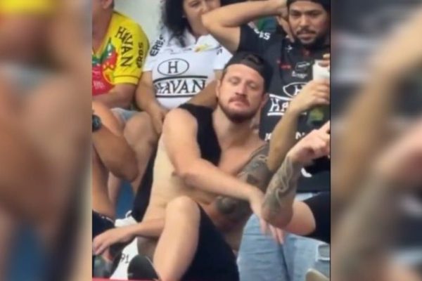 Torcedor do Brusque imita queda de avião durante jogo contra a Chapecoense; assista ao vídeo