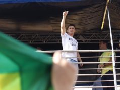 Nikolas Ferreira fazendo joinha em cima de trio elétrico