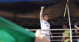 Nikolas Ferreira fazendo joinha em cima de trio elétrico