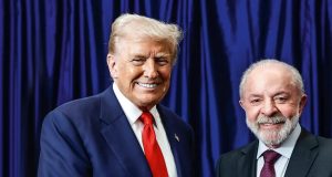 O presidente dos Estados Unidos, Donald Trump, e o presidente Luiz Inácio Lula da Silva (PT) sorrindo para a câmera