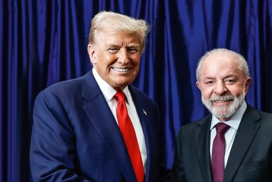 O presidente dos Estados Unidos, Donald Trump, e o presidente Luiz Inácio Lula da Silva (PT) sorrindo para a câmera