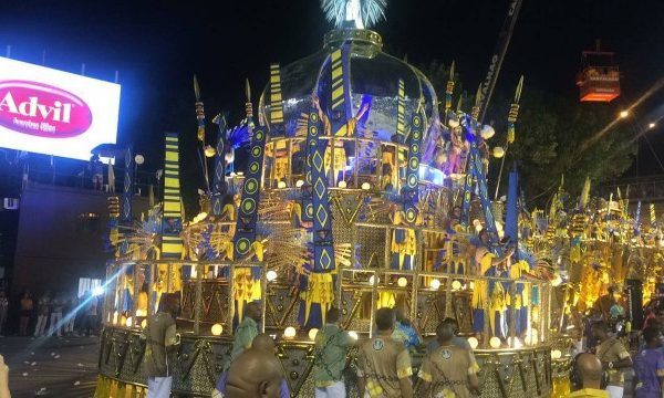 RJ: Tuiuti leva enredo sobre tradição cubana para abrir a última noite de desfiles