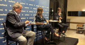 O presidente do PL, Valdemar Costa Neto, sentado, mexendo no celular