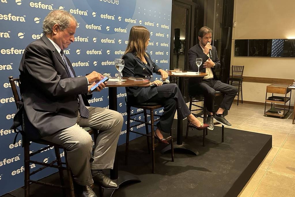 O presidente do PL, Valdemar Costa Neto, sentado, mexendo no celular