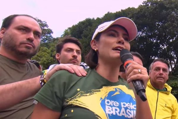 Michelle chuta Carluxo e apoia outra bolsonarista no Senado em SC