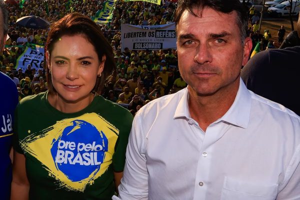 Michelle e Flávio brigam pelos créditos da vitória de uma domiciliar de Bolsonaro