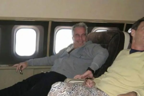 "Minha mãe me salvou": a modelo brasileira que escapou de recrutador de Epstein