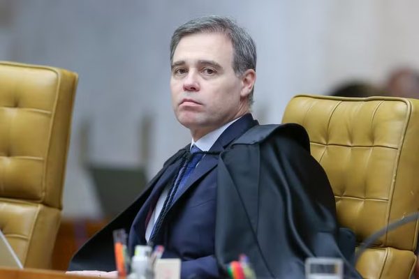 Mendonça autorizou quebra de sigilo de Lulinha antes de votação na CPI